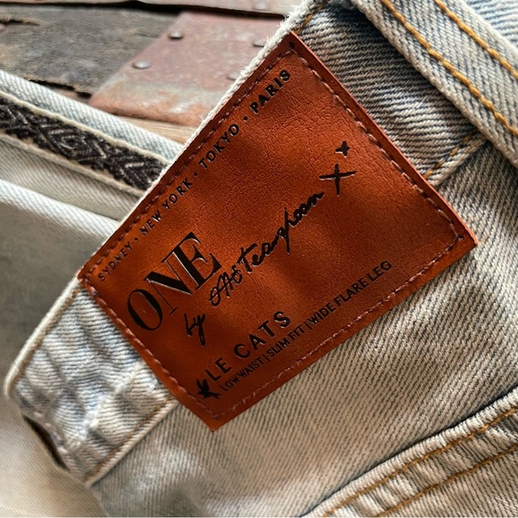 One x Teaspoon Women's Bell Bottom Light Blue Distressed Denim Jeans Size 28 - Picture 3 of 16